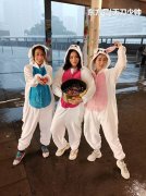香港女子跳唱组合BINGO在街头穿兔子装玩快闪并献歌(图文)